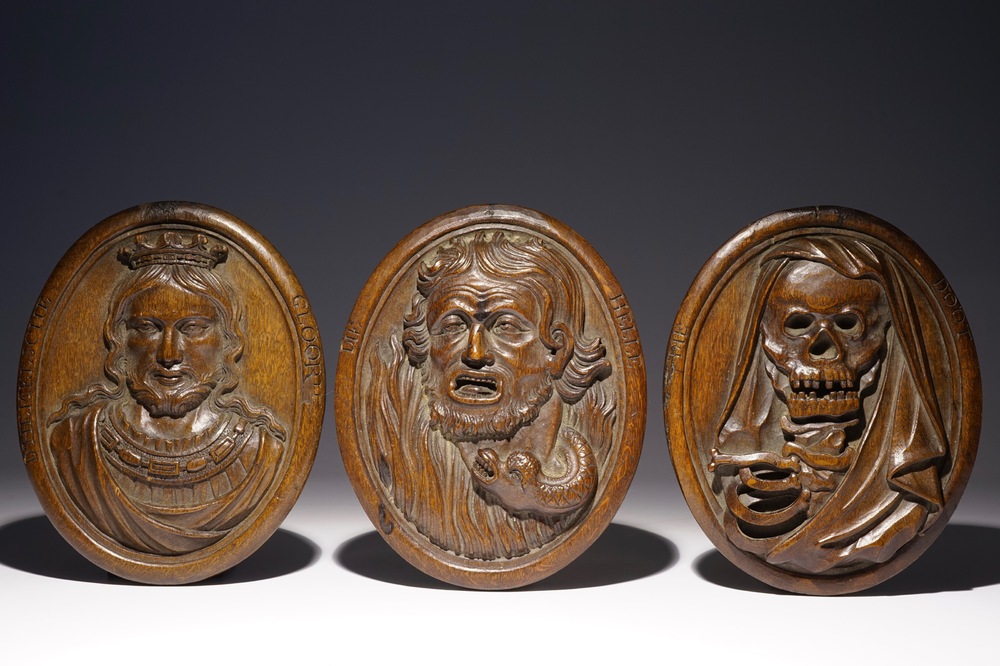 Drie Vlaamse houten medaillons met allegorische voorstellingen van &quot;De Glorie&quot;, &quot;De Hel&quot; en &quot;De Dood&quot;, 17e eeuw